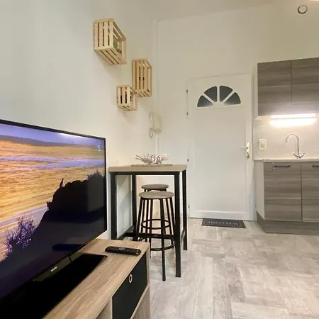 30m2 - 400 Metres Cite Mediavale Apartment *